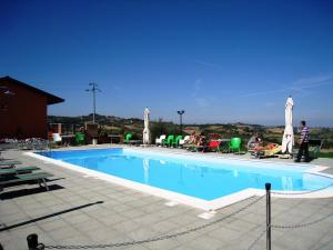 una gran piscina con gente sentada a su alrededor en Agriturismo Apollinare, en Montiano