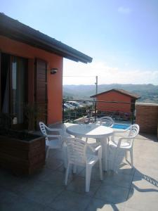 einen weißen Tisch und Stühle auf einer Terrasse mit Aussicht in der Unterkunft Agriturismo Apollinare in Montiano