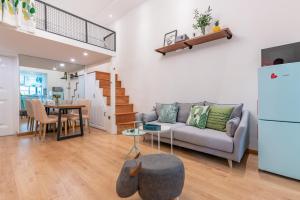 Posezení v ubytování Shanghai Hills&XING 1882 Homestay Near Line2 & Line12 West Nanjing Rd - Jingan District