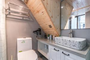 Koupelna v ubytování Shanghai Hills&XING 1882 Homestay Near Line2 & Line12 West Nanjing Rd - Jingan District + 36 fotografií