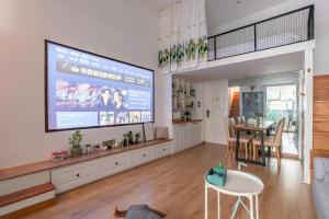 TV a/nebo společenská místnost v ubytování Shanghai Hills&XING 1882 Homestay Near Line2 & Line12 West Nanjing Rd - Jingan District