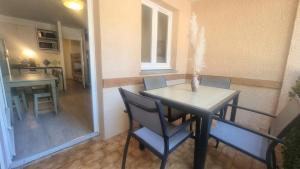 圣拉斐尔Chez K&D by Hervé的一间带桌椅的餐厅和一间厨房