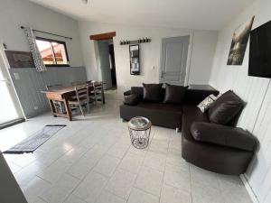 un salon avec un canapé et une table dans l'établissement Gîte Figuier - Village De Gîtes, à Rosières