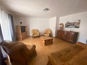 un salon avec un canapé et une table dans l'établissement Gîte Estable - Village De Gîtes, à Rosières