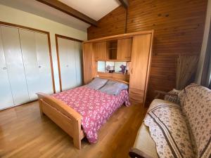 une chambre avec un lit dans une pièce en bois dans l'établissement Gîte Estable - Village De Gîtes, à Rosières 21 autres photos