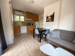 un salon avec un canapé et une table dans l'établissement Gîte Romarin 2 - Village De Gîtes, à Rosières