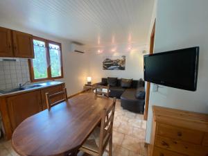 Et tv og/eller underholdning på Gîte Olivier 1 - Village De Gîtes