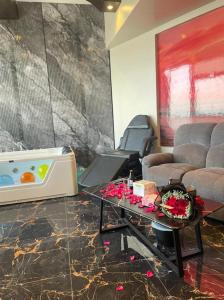 ein Wohnzimmer mit einem Sofa und einer Badewanne in der Unterkunft Suger Suite Sea View جناح سطح القمر اطلاله بحريه in Dschidda + 46 Fotos