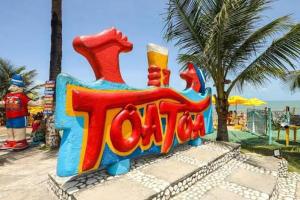 un cartello con la scritta joji in un parco a tema di Golden Dolphin Taperapuan Apt 529 a Porto Seguro