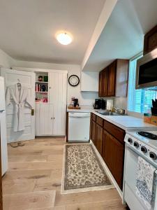 Washington, VirginiaにあるAcross the Inn Entire 3 bedr House with tub & extremely fast Wi-Fiのシンクとコンロのあるキッチン トップオーブン +9枚の写真