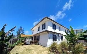 a white house with a yard at Gris Gris Apartment in Souillac