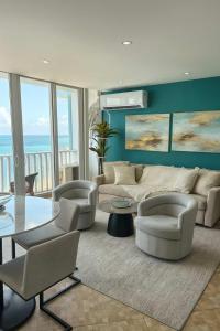 un salon avec un canapé, des chaises et une table dans l'établissement Condado Beachfront- Perfect for Families!, à San Juan