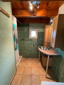 Ένα μπάνιο στο Gîte Clapas - Village De Gîtes