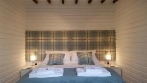 een slaapkamer met een bed met twee handdoeken erop bij Mountain Lodge, Lake View, National Park in Borrowdale Valley