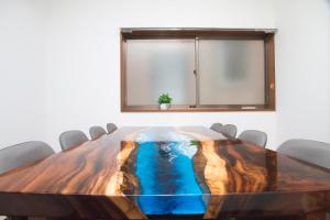 a table with a view of the ocean painted on it at NewOpen, Stella Rinku, りんくうタウン駅徒歩10分, 一棟貸切, 関西空港まで6分 in Izumi-Sano