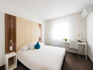 A bed or beds in a room at Ibis Styles Frankfurt City