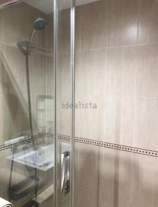 ペニスコラにあるmirador castilloの浴室のガラス扉付きシャワー +4枚の写真