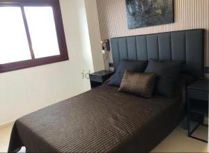 ペニスコラにあるmirador castilloの大きなベッドと窓のある寝室