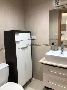 ペニスコラにあるmirador castilloの白いトイレと洗面台のあるバスルーム