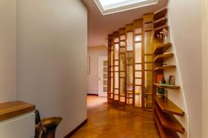 un couloir avec une étagère et un escalier dans l'établissement Cavour Suite Luxury, à Bologne