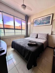 une chambre avec un lit et une grande fenêtre dans l'établissement Sudoeste - Ed. Caribe Center - Com Garagem - Unidade 203 - Excelente Localização, à Brasilia