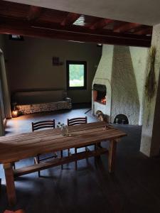 een kamer met een houten tafel en een open haard bij Rèfol Lodge Val di Ledro in Pur +16 foto's