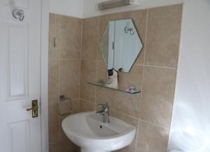 Vannituba majutusasutuses Stables Cottage Ellicombe +16 fotot