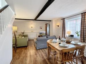 Posezení v ubytování Grooms Cottage Ellicombe