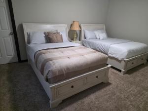 Dos camas una al lado de la otra en un dormitorio. en EV Housing Rental, en Fargo