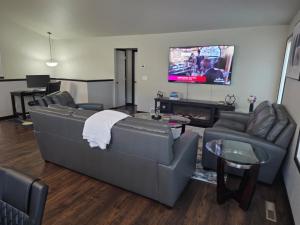 Una sala de estar con un sofá y un televisor. en EV Housing Rental, en Fargo