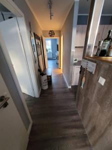 einen Flur, der zu einer Küche und einem Esszimmer führt in der Unterkunft Ferienhaus Düne 16 in Berumbur