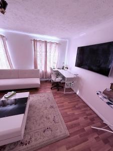 Televiisor ja/või meelelahutuskeskus majutusasutuses Modern, Spacious 2-Bed Maisonette in Brockley