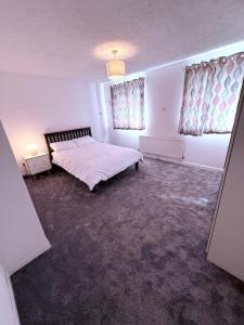 Voodi või voodid majutusasutuse Modern, Spacious 2-Bed Maisonette in Brockley toas