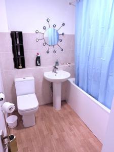 Vannituba majutusasutuses Modern, Spacious 2-Bed Maisonette in Brockley