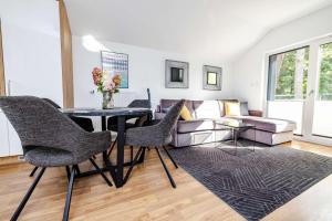 Posezení v ubytování Nowe kameralne Apartamenty Graniczna2G Niechorze - sosnowy las i bardzo blisko plaży