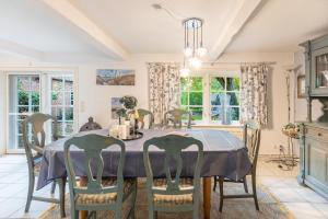 a dining room with a table and chairs at Auszeit unter Reet in Dörpum +32 photos