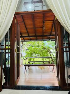 una puerta abierta a un patio con un banco al aire libre en Villa Sea Breeze, en Beruwala