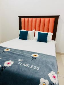 Un dormitorio con una cama con una manta azul con flores. en Villa Sea Breeze, en Beruwala