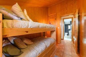 a bedroom with two bunk beds in a cabin at Chalet Copos Nevados by Surynieve in Sierra Nevada