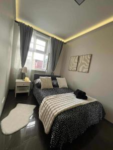 Ένα ή περισσότερα κρεβάτια σε δωμάτιο στο Nice One Apartment Number 11 - W samym centrum!