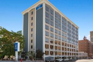 a large building with cars parked in front of it at WorldMark Reno in Reno