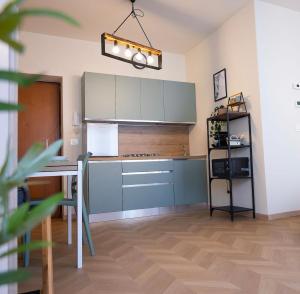 a kitchen with a table and a stove top oven at Vrenozi 155 Appartamento centrale a due passi dall ospedale in Piacenza
