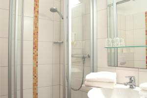 a bathroom with a shower and a sink at City-Hotel Kurfürst Balduin in Koblenz