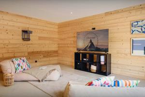 TV a/nebo společenská místnost v ubytování Chalet Sheehy - OVO Network