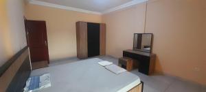 a small room with a bed and a mirror at Bissau Appart Résidence in Bissau +5 photos