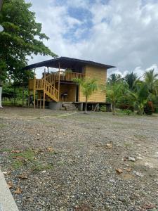 a house with a deck and a porch at Cómoda Finca de Descanso en Urabá in Estación El Salto