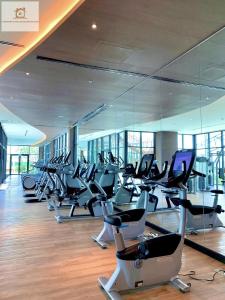 un gimnasio con mucho equipo cardiovascular en un edificio en Landmark 81 Deluxe Residence Suite, en Ho Chi Minh