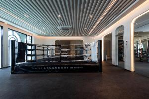 una habitación con un ring de boxeo en un edificio en The Title Legendary Bangtao by Beringela, en Bang Tao Beach 25 fotos más