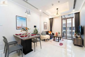 Una sala de estar con una mesa y una sala de estar con un sofá. en Landmark 81 Deluxe Residence Suite, en Ho Chi Minh 126 fotos más