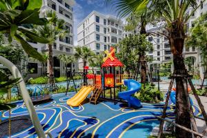 Un parque infantil en un complejo turístico con un tobogán en The Title Legendary Bangtao by Beringela, en Bang Tao Beach